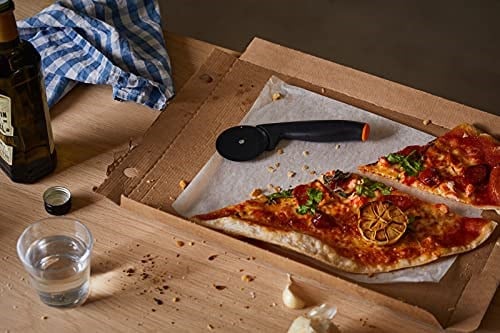 Fiskars pizza kesicisi ile yüksek kaliteli plastik-kesim parçası kesim, 19 cm, fonksiyonel form, siyah/turuncu, 1019533