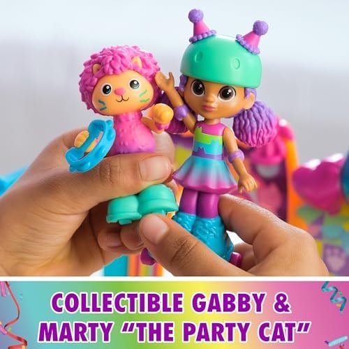 Gabbys Dollhouse, parti odası oyun seti, Gabby ve Marty figürlü kaykay parkı çatı katı odası, mobilya ve aksesuarlar, 3 yaş ve üzeri