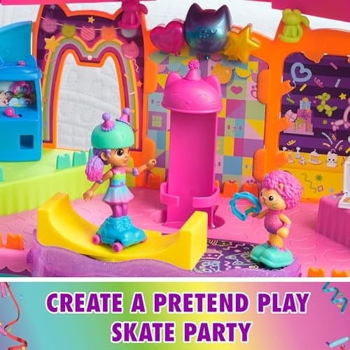 Gabbys Dollhouse, parti odası oyun seti, Gabby ve Marty figürlü kaykay parkı çatı katı odası, mobilya ve aksesuarlar, 3 yaş ve üzeri