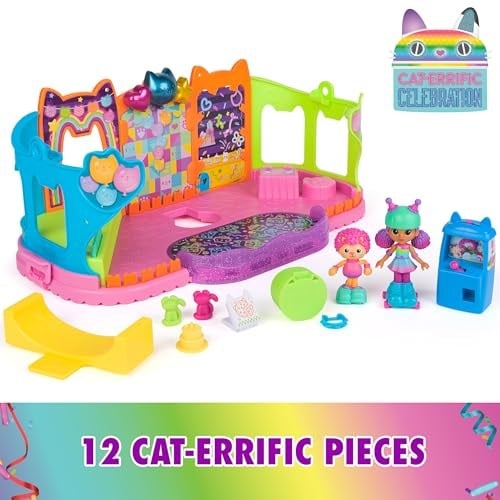 Gabbys Dollhouse, parti odası oyun seti, Gabby ve Marty figürlü kaykay parkı çatı katı odası, mobilya ve aksesuarlar, 3 yaş ve üzeri