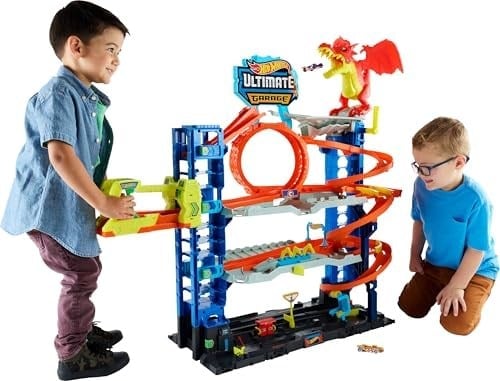 Hot Wheels 2 adet metal araba ile birlikte gelen, 50den fazla 1:64 ölçekli araba için saklama alanına sahip, 4 katlı oyun pisti içeren Hot Wheels Şehri Yeni Ultimate Garaj ile ejderhayı yen, HKX48