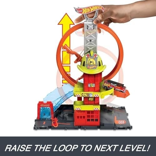 Hot Wheels Çember Pistli İftaiye İstasyonu 1 oyuncak araba ve süper çemberli itfaiye istasyonu içeren Hot Wheels™ Şehri Çember Pistli İftaiye İstasyonu HKX41