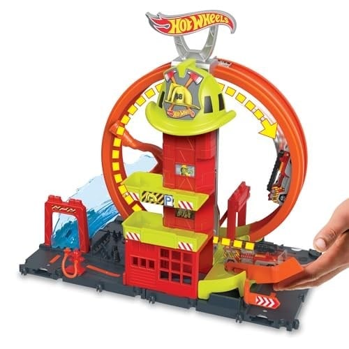 Hot Wheels Çember Pistli İftaiye İstasyonu 1 oyuncak araba ve süper çemberli itfaiye istasyonu içeren Hot Wheels™ Şehri Çember Pistli İftaiye İstasyonu HKX41