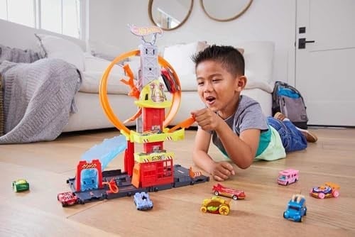 Hot Wheels Çember Pistli İftaiye İstasyonu 1 oyuncak araba ve süper çemberli itfaiye istasyonu içeren Hot Wheels™ Şehri Çember Pistli İftaiye İstasyonu HKX41