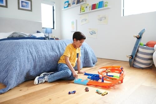 Hot Wheels İkili Yarış ve Akrobasi Pisti Hot Wheels İkili Yarış ve Akrobasi Pisti, 2 adet 1:64 ölçekli oyuncak araba, kolayca saklanabilir HTK17