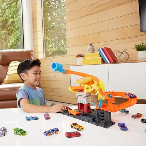 Hot Wheels Pizza Dükkanında Kobra Macerası Oyun Seti Hot Wheels Pizza Dükkanında Kobra Macerası Oyun Seti ve 1:64 ölçekli oyuncak araba HTN81