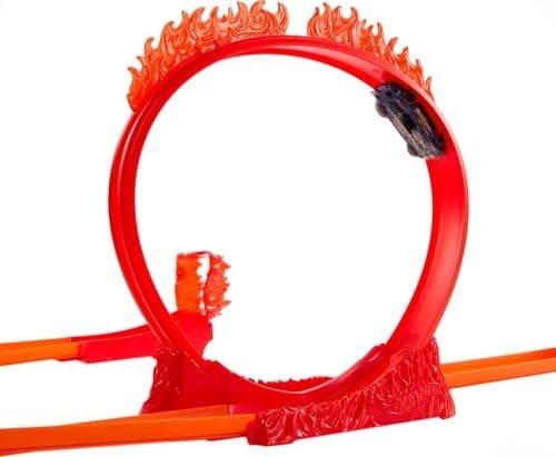 Hot Wheels Track Builder Alev Temalı Akrobasi Seti ve 1 adet araba, birleştirilebilir oyuncak saklama kutusunda 16 adet pist oluşturma ve akrobasi parçası, HMC04