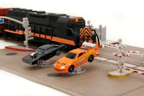 Jada Toys Hızlı ve Öfkeli Tren Sahnesi - Diorama 2 Nano Model Araba (Dodge Charger ve Toyota Supra), Tren ve Hızlı ve Öfkeli Filminin Final Yarış Sahnesi için Aksesuarlar Dahil, 8 Yaş ve Üzeri