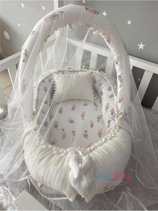 Jaju Baby Beyaz Örgü Pike Kumaş ve Tüy Desen Kumaş Ponponlu Babynest Oyuncak Aparat ve Tül Set