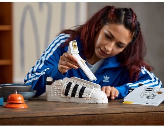 LEGO® adidas Originals Superstar 10282 - Yetişkinler İçin Simgeleşmiş Spor Ayakkabı Yaratıcı Model Yapım Seti (731 Parça)