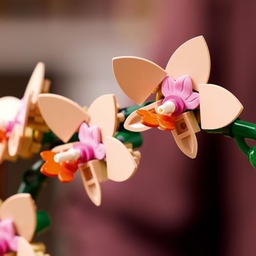 LEGO Botanicals Mini Orkide 10343 – Açık Renkli Terakota Saksı ve Ahşap Efektli Kaide İçeren Yetişkin Kadın ve Erkekler için Dekoratif Çiçek Yapım Seti, Ev ve Ofis Dekorasyonu Hediye Fikri (274 Parça)