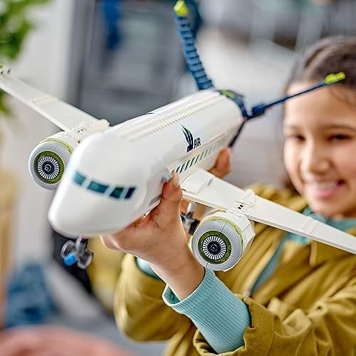 LEGO City Yolcu Uçağı 60367 - Yaş ve Üzeri Çocuklar ve Uçak Meraklıları için Yaratıcı Oyuncak Yapım Seti (930 Parça)