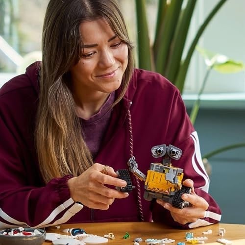 LEGO ǀ Disney ve Pixar WALL-E ve EVE 43279 – Film Sever Yetişkinler için Dekoratif ve Koleksiyonluk Animasyon Film Karakterleri Model Yapım Seti, Yaratıcı Hediye Fikri (811 Parça)