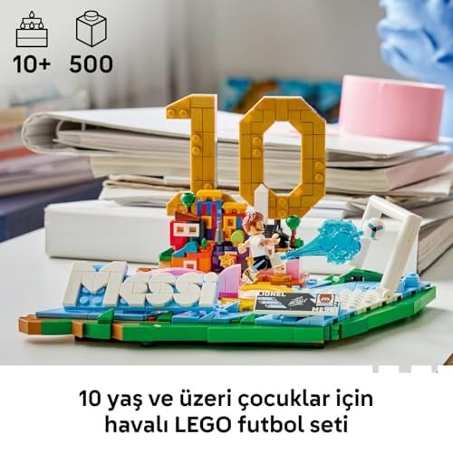 LEGO Editions Lionel Messi – Unutulmaz Futbol Anları 43011 | 10 Yaş ve Üzeri Çocuklar için Minifigür ve Koleksiyonluk Levha İçeren Oyuncak Yapım Seti, Hediye Fikri (500 Parça)