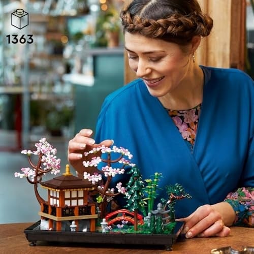 LEGO Icons Huzurlu Bahçe 10315 - Yetişkinler için Evde veya Ofiste Kullanabilecekleri Yaratıcı Yapım ve Sergileme Seti (1363 Parça)