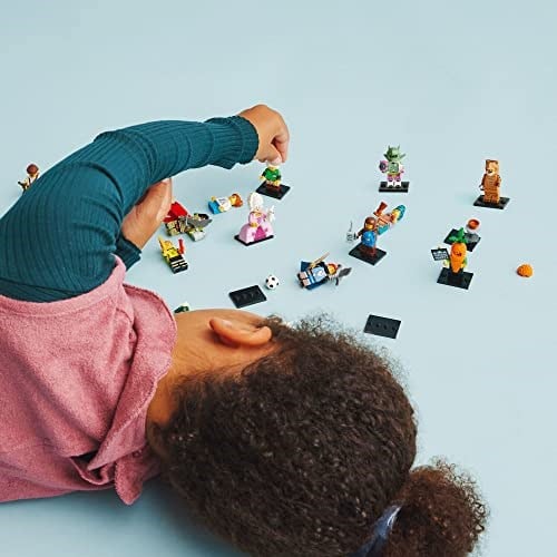 LEGO Minifigures Series 24 71037, Sınırlı Sayıda Gizemli Minifigür Kör Çanta, 2023 Set, Oyuncak Aksesuarlı Koleksiyon Karakterleri