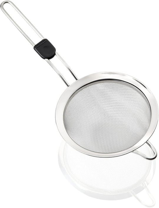Leifheit Proline Süzgeç 16 Cm | Sağlam paslanmaz çelik, güvenli başparmak girintili ince sap, asma halkası, mutfakta süzmek ve süzmek için ideal - Seçenekler: Modern, 7,5 cm ProLine