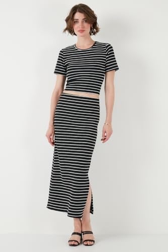 Lela Çizgili Slim Fit Bisiklet Yaka Yırtmaçlı Midi Boy Etekli Crop Takım Bayan TAKIM 5866132 - Bedenler: S, M, L, XL