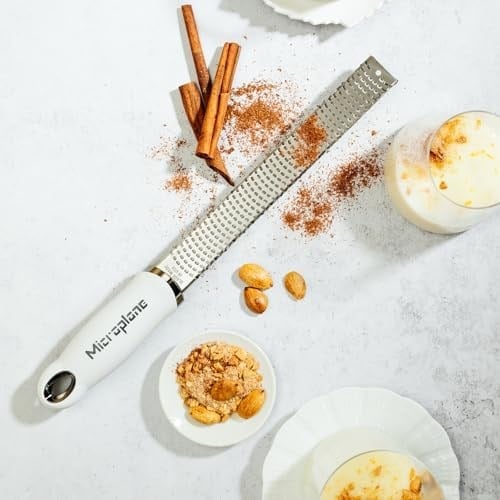 Microplane Zester mutfak rendesi, beyaz, narenciye, sert peynir, zencefil, çikolata ve muskat fındığı için, ince paslanmaz çelik bıçaklı - ABDde üretilmiştir