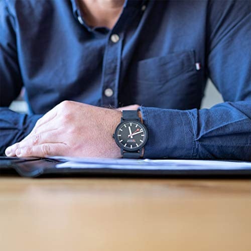 Mondaine - Essence - Herrenuhr 41mm - Bahnhofsuhr in Schwarz schwarzem Armband aus recycelten Rohstoffen - 30m Wasserdicht nachhaltig - Mehrere Varianten - Hergestellt in der Schweiz