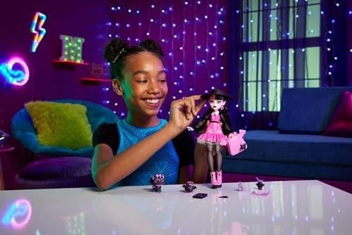 Monster High Acayip Havalı Arkadaşlar - Draculaura Evcil hayvanı Kont Fabulous ve aksesuarlarıyla Monster High Acayip Havalı Arkadaşlar - Draculaura HRP64
