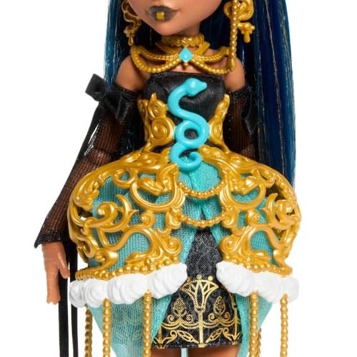 Monster High Altın rengi parti elbisesi giyen Cleo De Nile bebek ve davetiye, balon, hediye ve ruj gibi temaya uygun aksesuarlar, JBG76