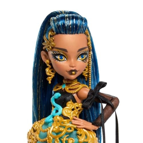 Monster High Altın rengi parti elbisesi giyen Cleo De Nile bebek ve davetiye, balon, hediye ve ruj gibi temaya uygun aksesuarlar, JBG76
