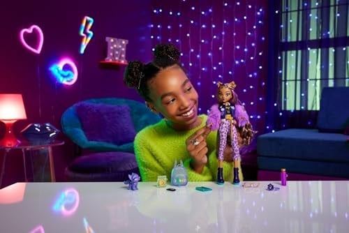 Monster High Evcil köpeği ​Crescent ile sırt çantası, ajanda ve atıştırmalıklar gibi aksesuarlarıyla Clawdeen Wolf bebek, HRP65