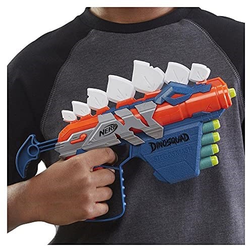 NERF DinoSquad Stego Smash dart blaster, 4 dart saklama, gergi kolu, 5 NERF dart, dinozor tasarımı, stegosaurus dişleri