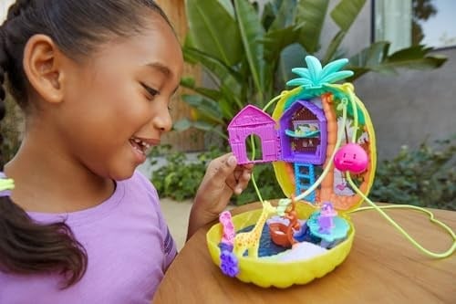 Polly Pocket Tropikal Eğlence giyilebilir kompakt ananas çanta, 8 eğlenceli özellik içeren kompakt set, minik Polly ve Lila bebekler, 2 aksesuar ve çıkartma sayfası; 4 yaş ve üzeri için, GKJ64