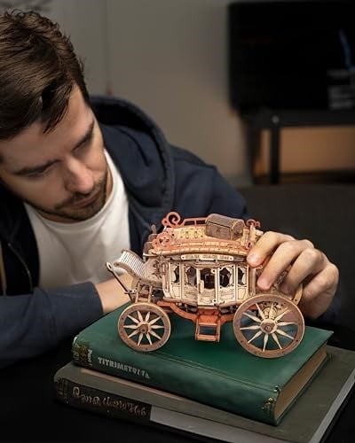 ROKR Yetişkinler için 3D Ahşap Model Kitleri Mekanik Müzik Kutusu Posta Arabası Modeli Yapı Kitleri Ahşap Yapboz Çocuklar ve Yetişkinler için Doğum Günü Hediyeleri, Posta Arabası AMKA1