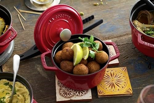 Staub La Cocotte Döküm Tencere, Demir, Kiraz Kırmızısı - Seçenekler: 0.25 qt, 0.5 qt, 0.75 qt, 1.25 qt, 2.25 qt, 2.75 qt...