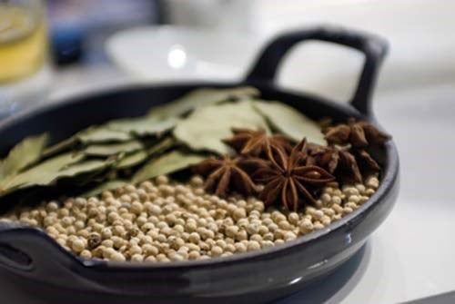 Staub Mini Güveç Tenceresi (Güveç Tenceresinin İçi Mat Siyah Emaye Kaplıdır) Siyah - Seçenekler: 12 cm, 15 cm, 15 x 11 cm, Yuvarlak, Oval, Dikdörtgen