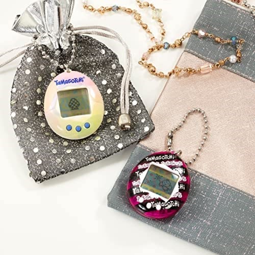 TAMAGOTCHI 42880 Bandai, Gen 2, Çiçek Gingham Kabuk Zincirli Orijinal Sanal Gerçeklik Evcil Hayvan, Çok Renkli