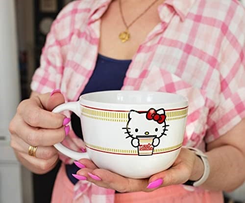 Toynk Sanrio Hello Kitty x Nissin Kupası Erişte 680 ml Seramik Çorba Kupası | Dondurma, Tahıl, Yulaf Ezmesi için Kase | Espresso, Kafein, İçecek için Büyük Kahve Fincanı | Sevimli Ev ve Mutfak Ürünler