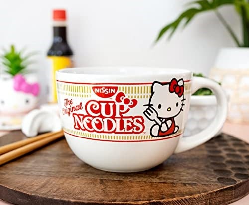 Toynk Sanrio Hello Kitty x Nissin Kupası Erişte 680 ml Seramik Çorba Kupası | Dondurma, Tahıl, Yulaf Ezmesi için Kase | Espresso, Kafein, İçecek için Büyük Kahve Fincanı | Sevimli Ev ve Mutfak Ürünler