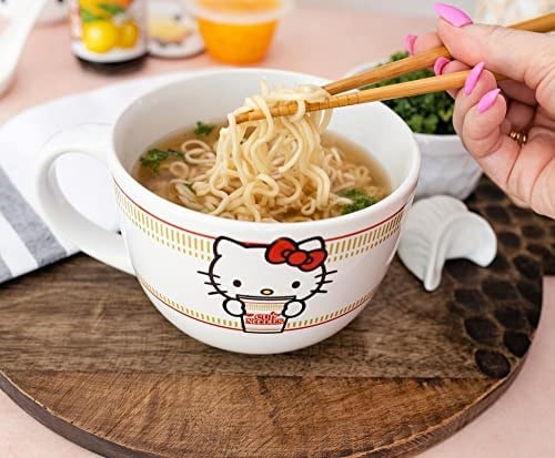 Toynk Sanrio Hello Kitty x Nissin Kupası Erişte 680 ml Seramik Çorba Kupası | Dondurma, Tahıl, Yulaf Ezmesi için Kase | Espresso, Kafein, İçecek için Büyük Kahve Fincanı | Sevimli Ev ve Mutfak Ürünler