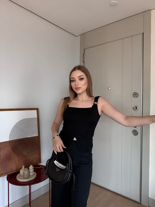 Askı Aksesuar Detay Kare Yaka Yırtmaçlı Bluz Siyah 2301
