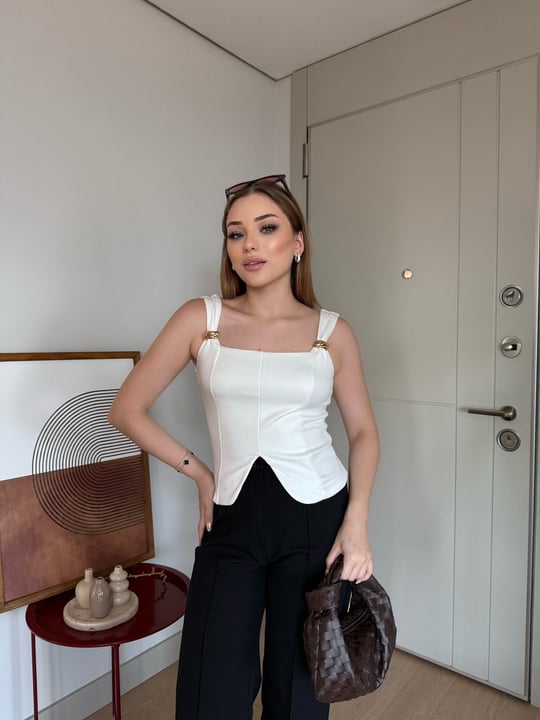 Askı Aksesuar Detay Kare Yaka Yırtmaçlı Bluz Beyaz  2301