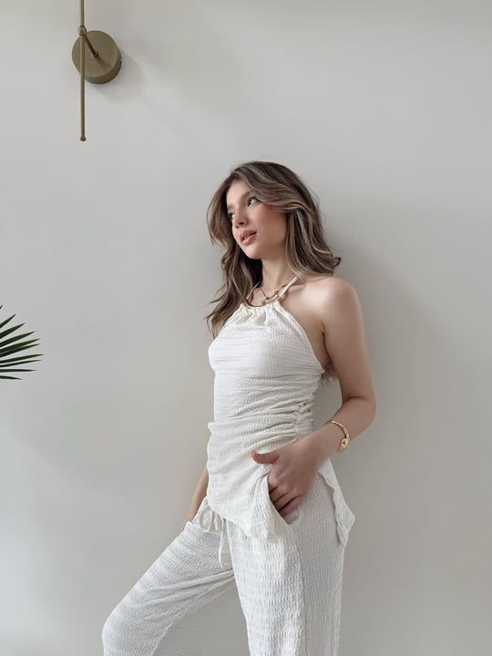 Boyundan Bağlamalı Aksesuar Detay Asimetrik Bluz ve Pantolonlu İkili Gofre Takım Beyaz 2130