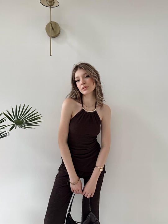 Boyundan Bağlamalı Aksesuar Detay Asimetrik Bluz ve Pantolonlu İkili Gofre Takım Acı Kahve 2130