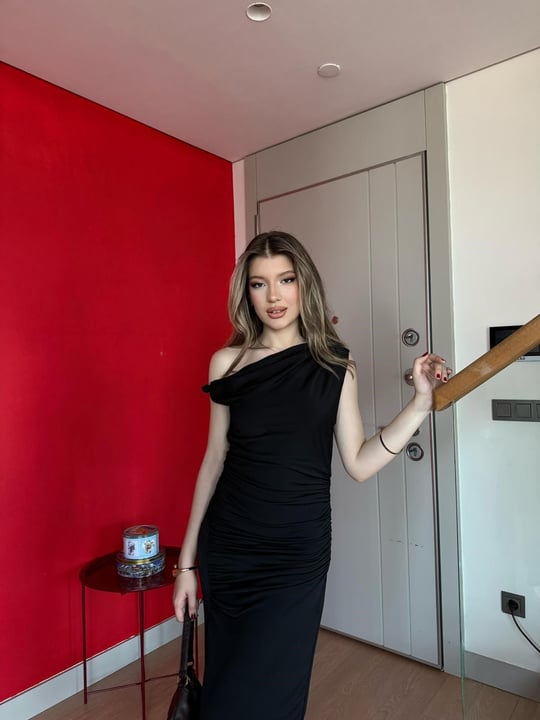 Kayık Yaka Burgulu Yırtmaçlı Uzun Sandy Elbise Siyah 2238