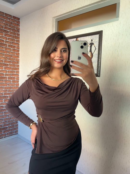 Asimetrik Kesim Gold Aksesuarlı Uzun Kol Drapeli Sandy Kumaş Bluz Acı Kahve 