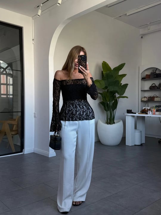 KEMİK OMZU AÇIK DANTEL BLUZ