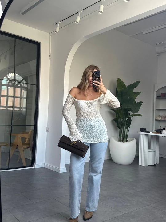 KEMİK OMZU AÇIK DANTEL BLUZ