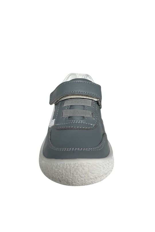 Unisex Bebek Günlük Ayakkabısı – Gri-Beyaz Hakiki Deri, Anatomik Taban, cırt cırt bant, elastik bağcık detayı, beyaz dalga desen şerit, topukta beyaz aksan (19-22 Numara)şenler bebe world kids Ortopedik Çocuk Ayakkabısı
