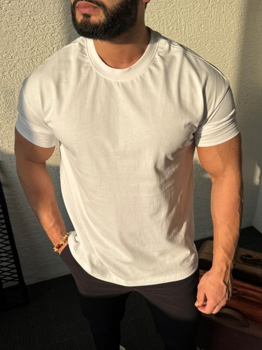 Beyaz Kollar Dar Kesim Oversize Tişört