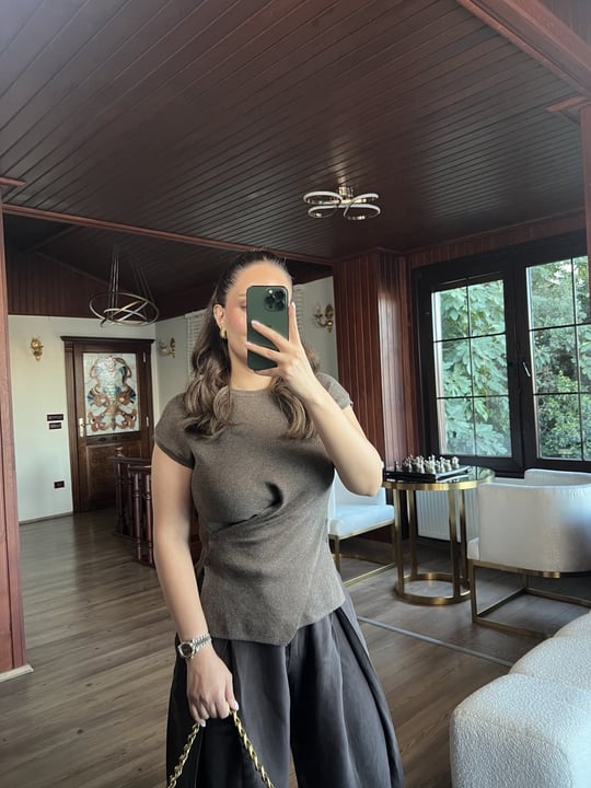 Kahverengi Asimetrik Kesim Drapeli Kısa Kollu Triko Bluz