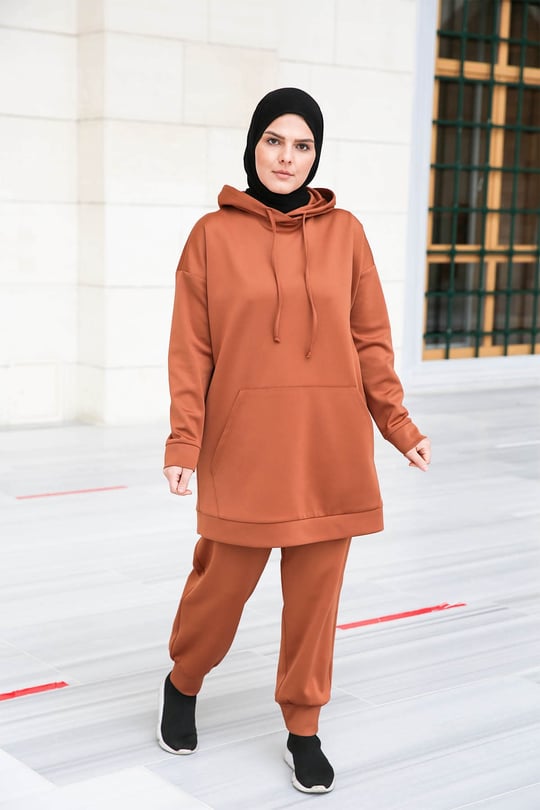 ENSEMBLE SPORT CHIC CAPUCHE MARRON DILEK YAMAKOGLU
