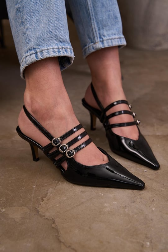 Casper Siyah Renkli Sivri Burun Üç Bant Tokalı Arkası Açık Kısa Topuklu  Kadın Ayakkabı